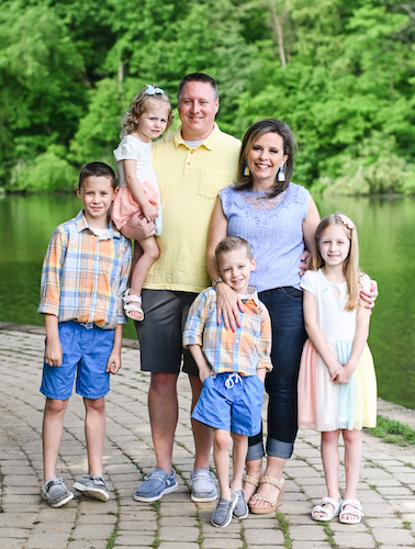 Kristen Stratton Photo with husband and four children